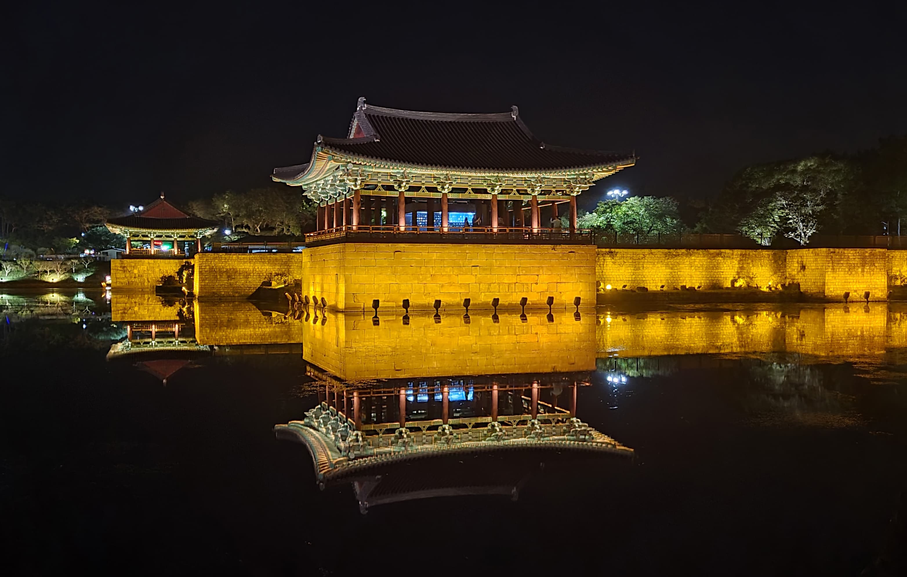 東宮と月池
